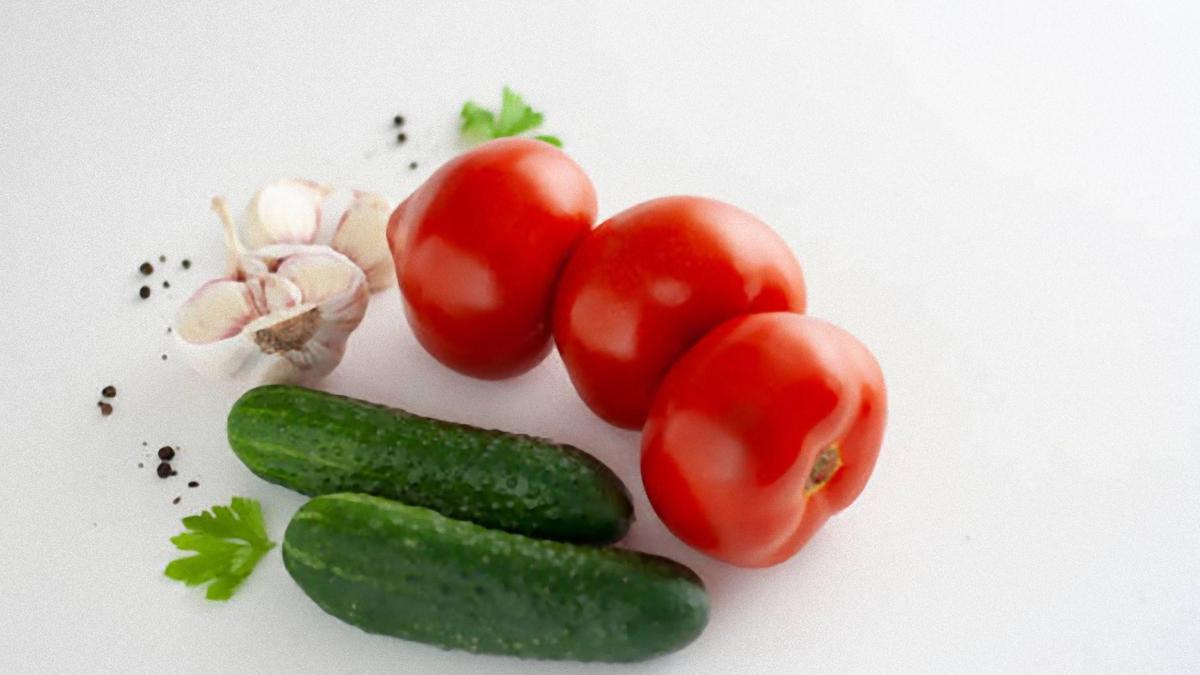 Помидоры, огруцы, головка чеснока