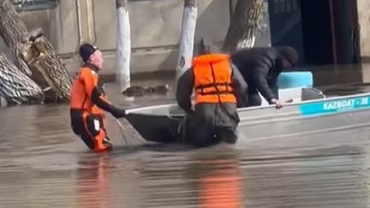 Человека перевозят на лодке в Кокшетау