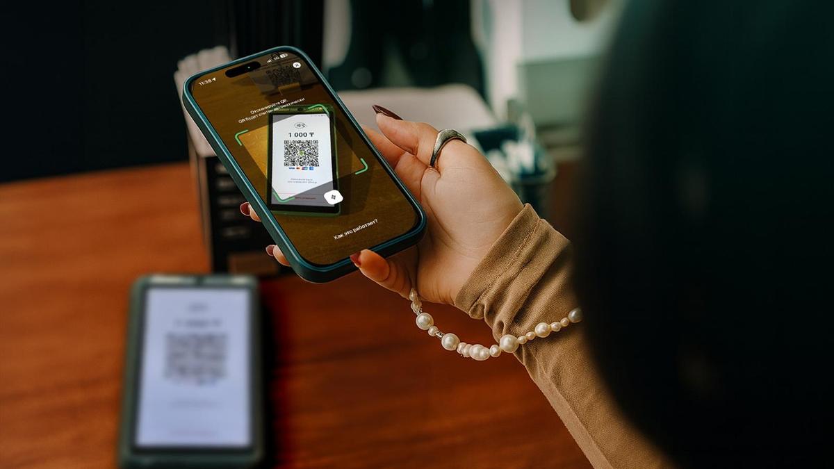 Человек сканирует QR-код