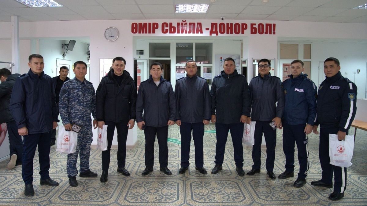 В Атырау полицейские сдали кровь для пострадавших в ДТП