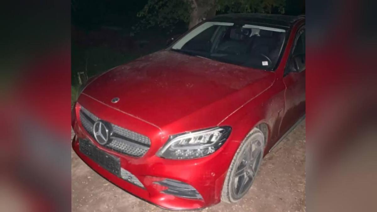 Автомобиль красного цвета Автомобиль красного цвета