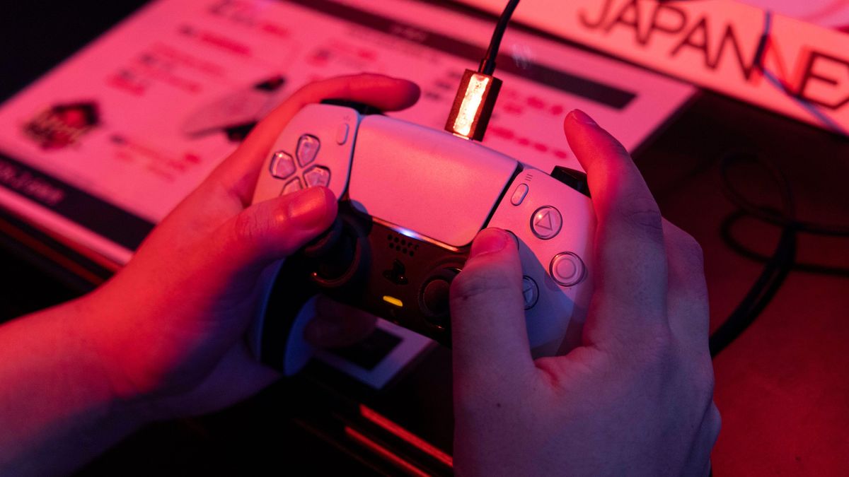 Мужчина держит джойстик