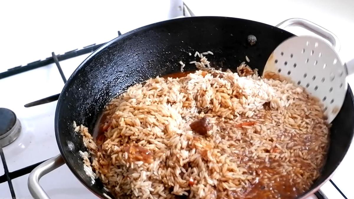 Рис перемешивают в казане