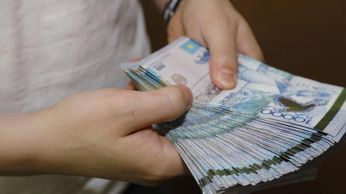 мужчина держит пачку денег в руках мужчина держит пачку денег в руках