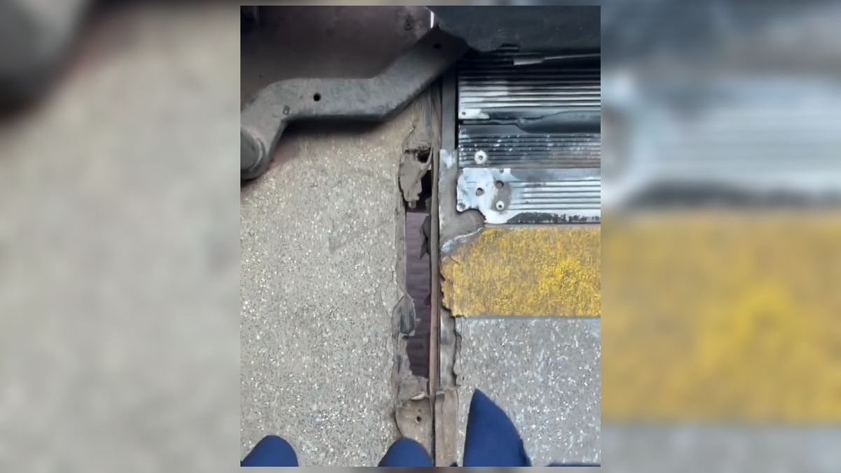 Водителя и автопарк накажут в Астане из-за дырявого пола в автобусе