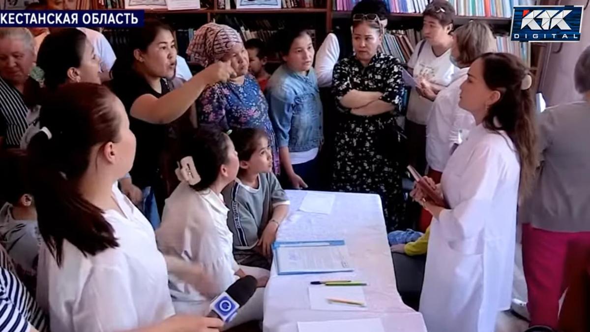 Родители учеников школы-интерната в Ленгере Родители учеников школы-интерната в Ленгере