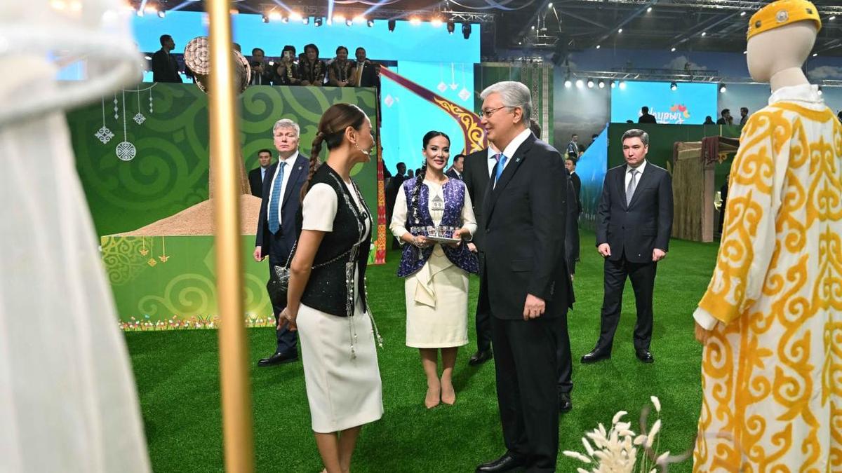Касым-Жомарт Токаев на ярмарке ремесленников Касым-Жомарт Токаев на ярмарке ремесленников