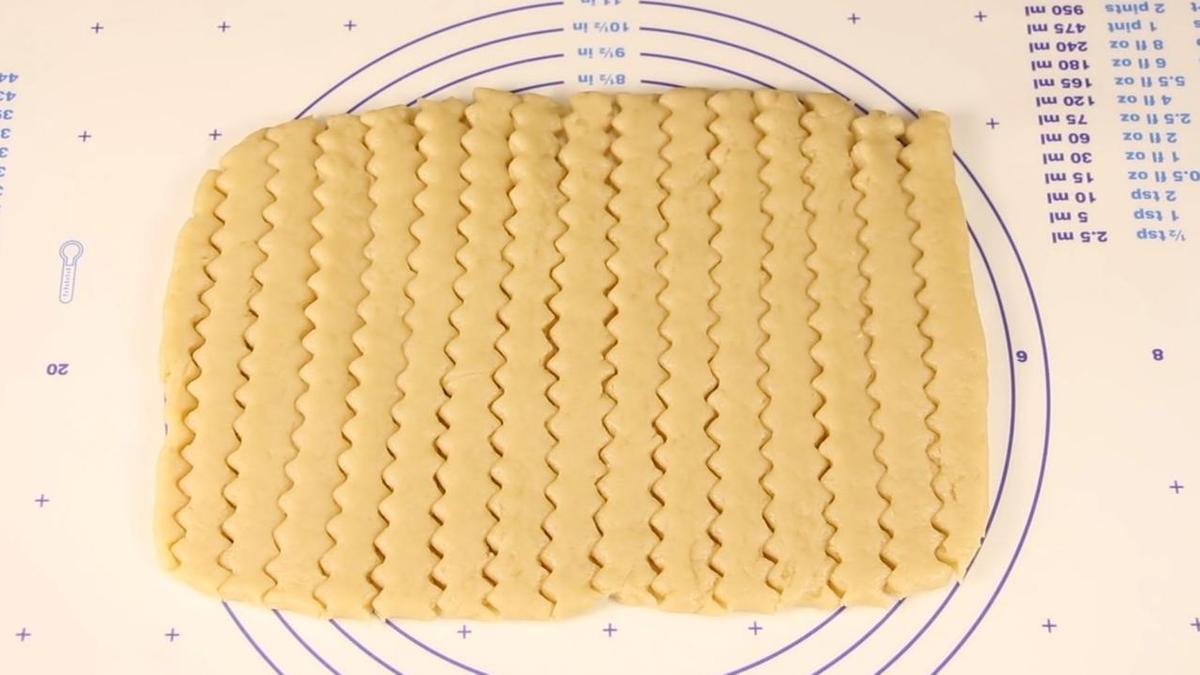 Тесто  для печенья нарезано полосками