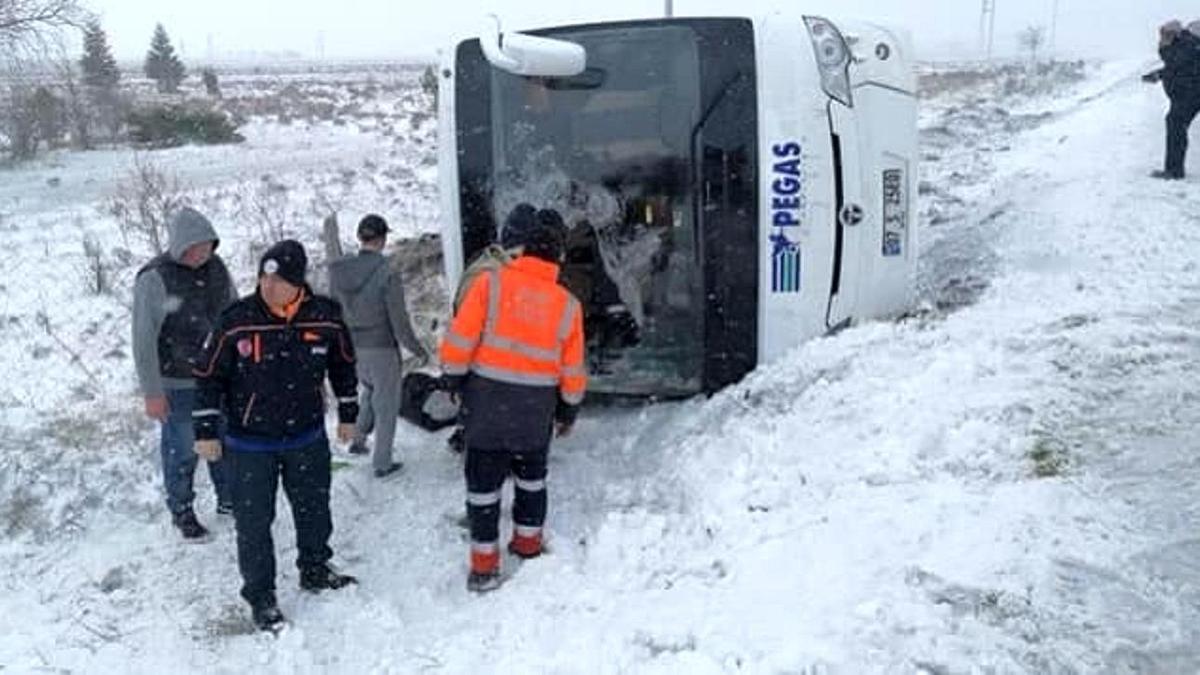 Автобус перевернулся на трассе