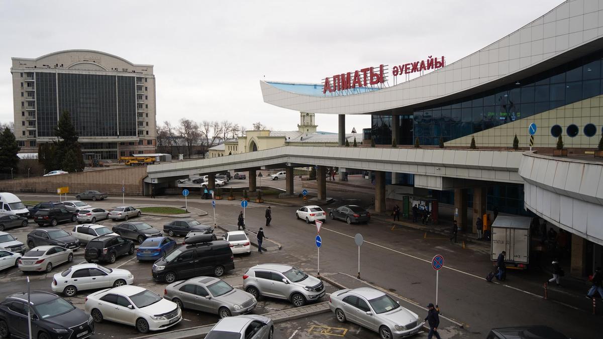 Машины стоят возле аэропорта Алматы Машины стоят возле аэропорта Алматы