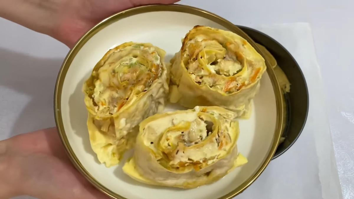 Горячая закуска из запеченного лаваша, овощей и курицы на сервировочной тарелке