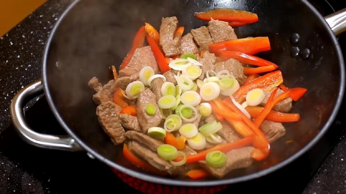 Добавьте сладкий перец и лук-порей