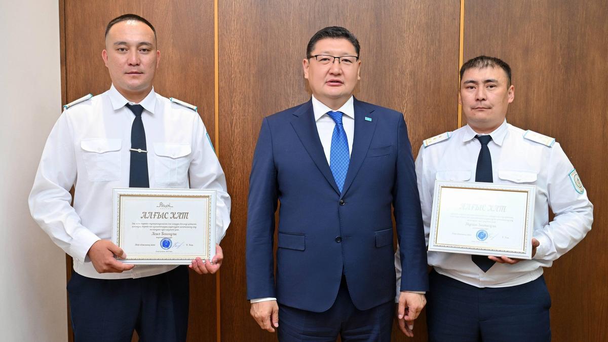 Берік Уәли және полиция қызметкерлері Берік Уәли және полиция қызметкерлері