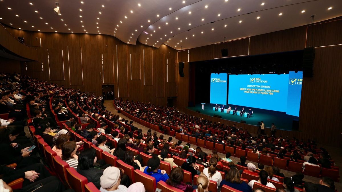 Встреча с общественностью в конгресс-холле Туркестана