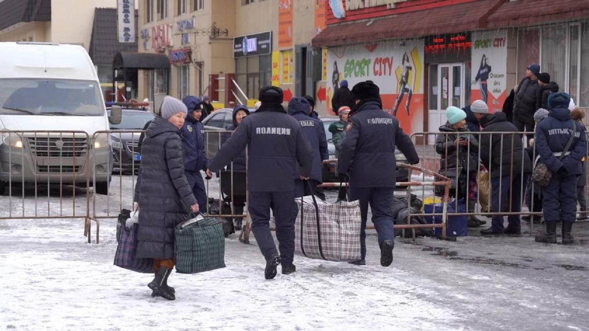Өрт болған орыннан зат шығарып жатқандар Өрт болған орыннан зат шығарып жатқандар