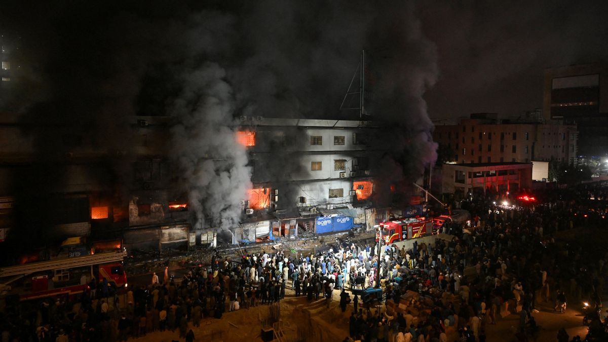 Пожар в торговом центре в Пакистане