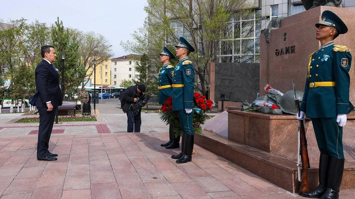 Алихан Смаилов у памятника Алие Молдагуловой