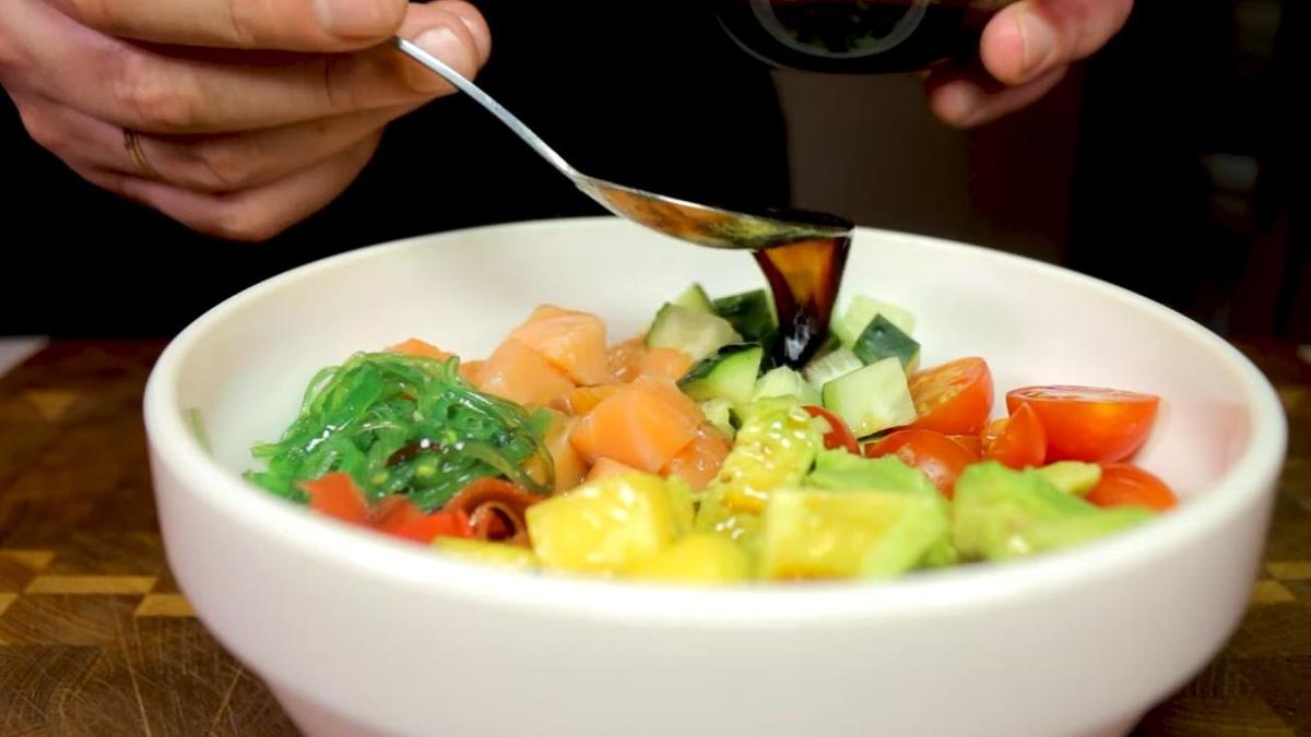 Заправка поке соевым соусом смешанным с кунжутным маслом