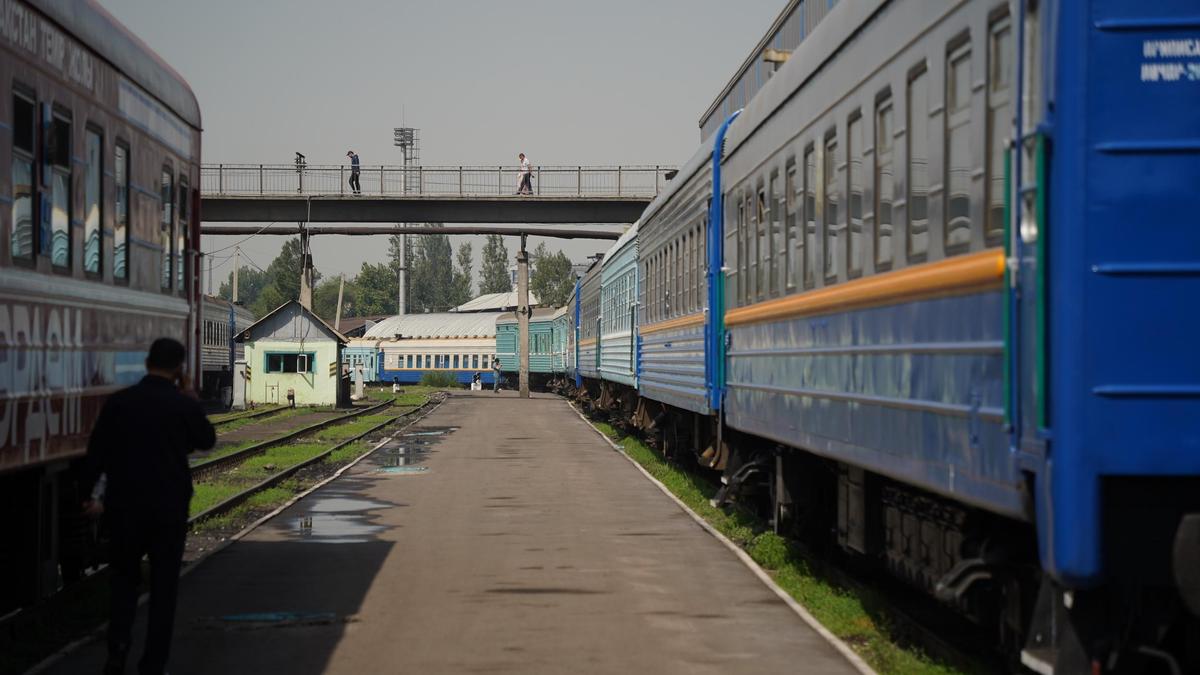 Поезд стоит на станции