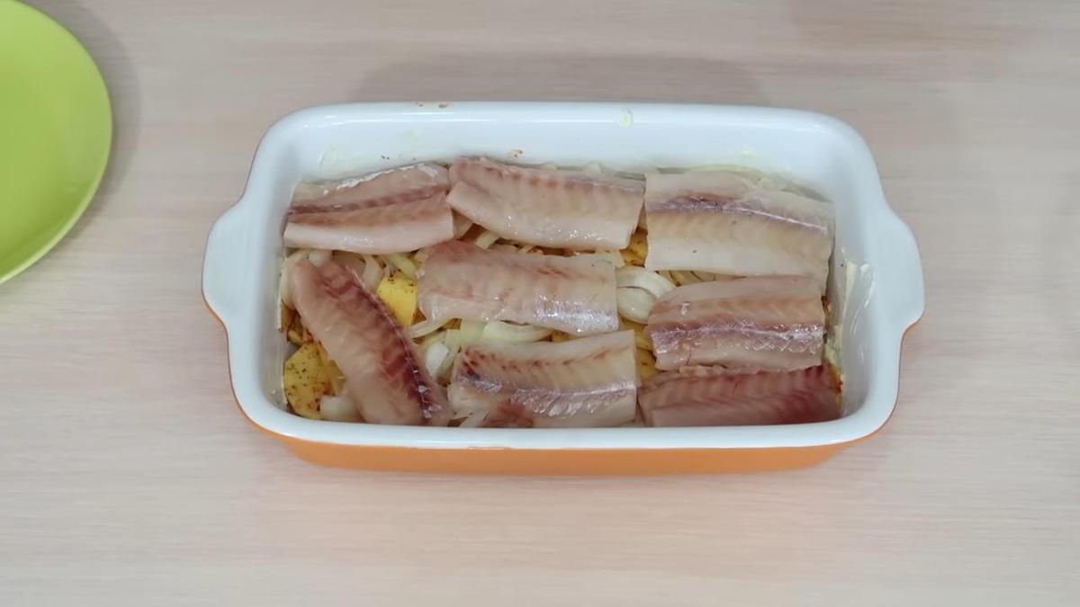 Форма с заготовкой картофеля и слоем рыбы