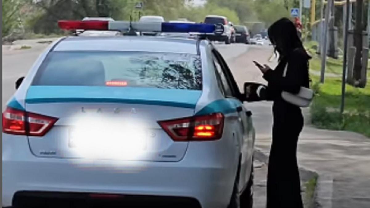 17-летняя девушка говорит с полицейскими