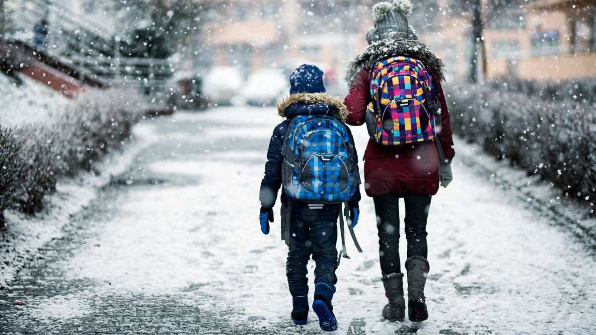 Школьники идут по улице