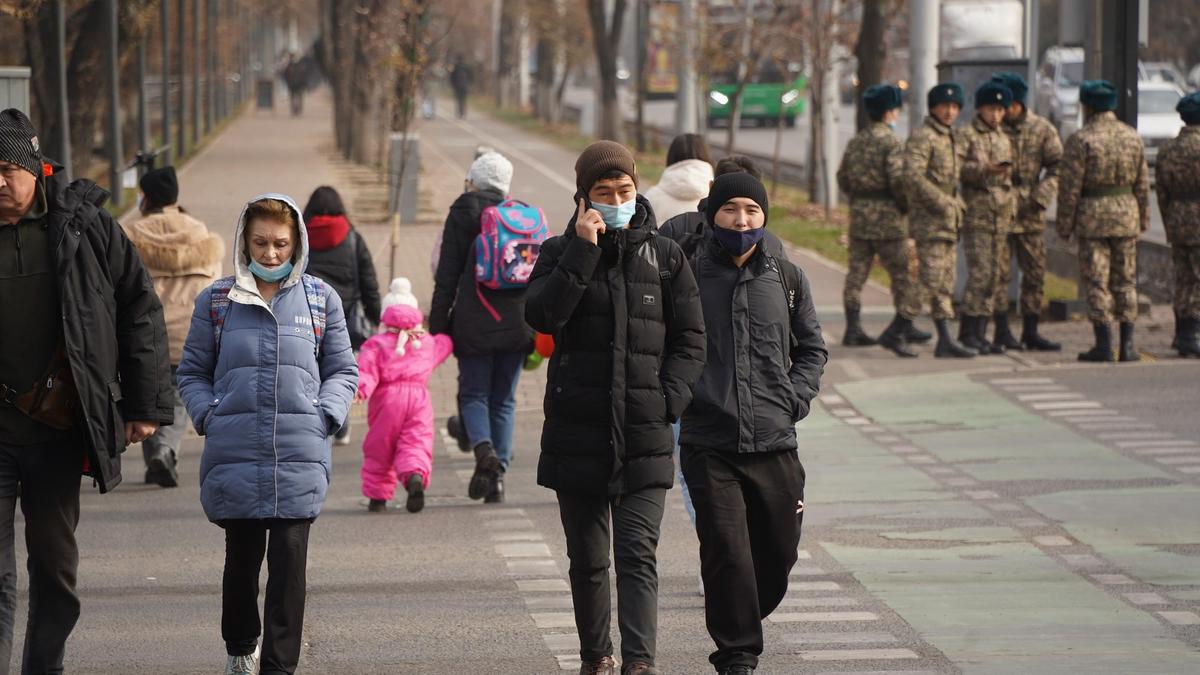 люди идут по улице в Алматы люди идут по улице в Алматы