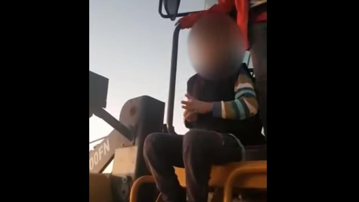 Дети за рулем погрузчика