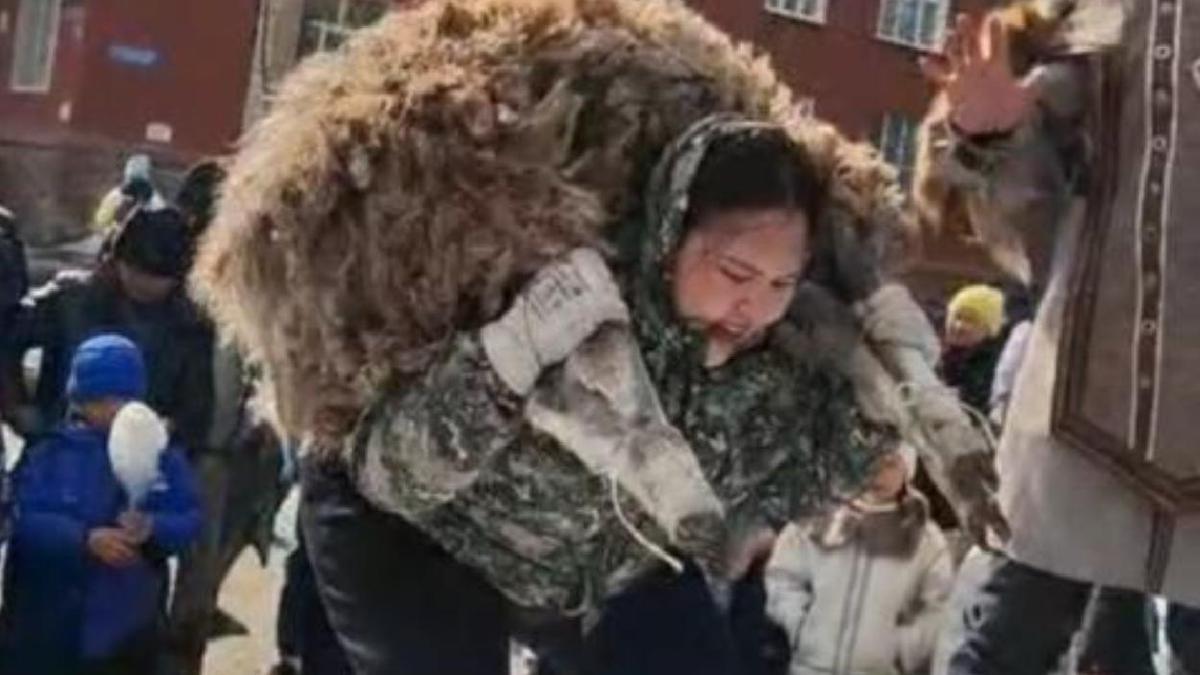 Қошқар көтерген Айым Нұржанова Қошқар көтерген Айым Нұржанова