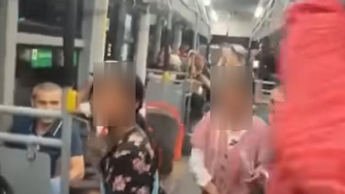 Девочки в автобусе