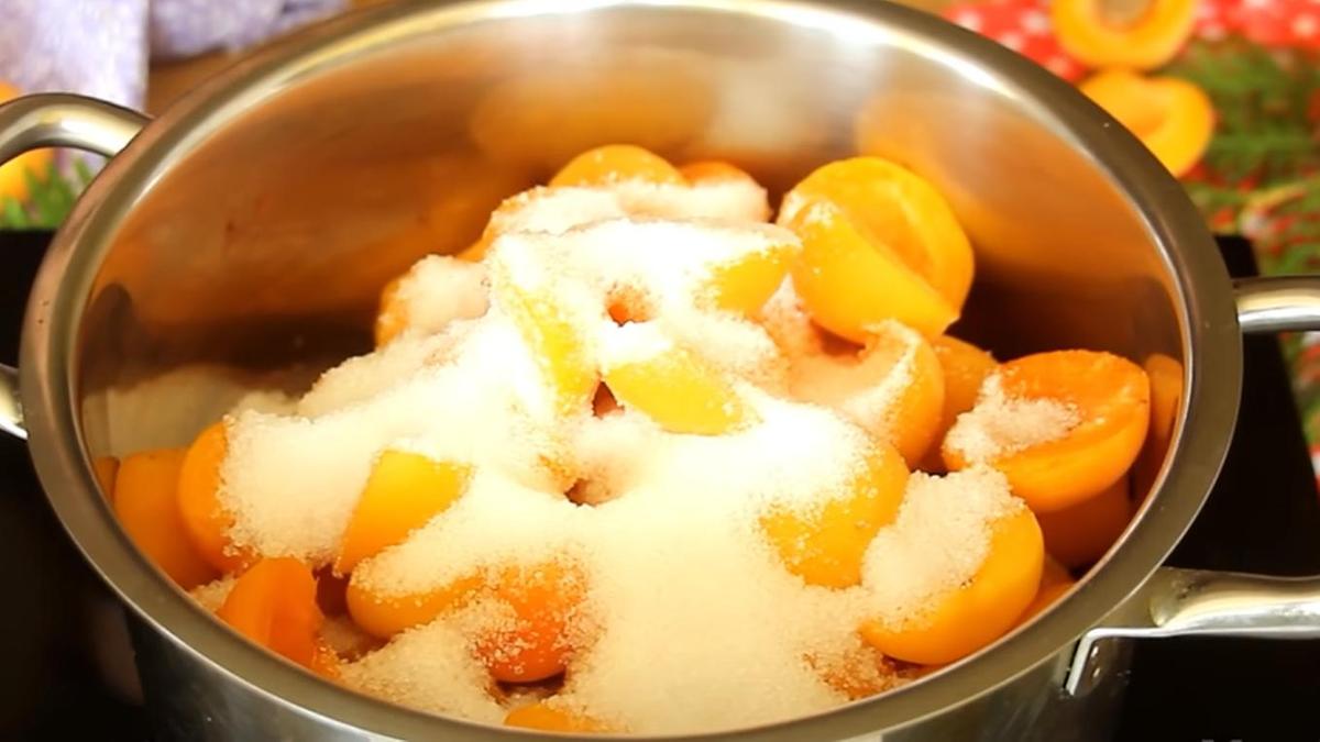 Абрикосы с сахаром в кастрюле