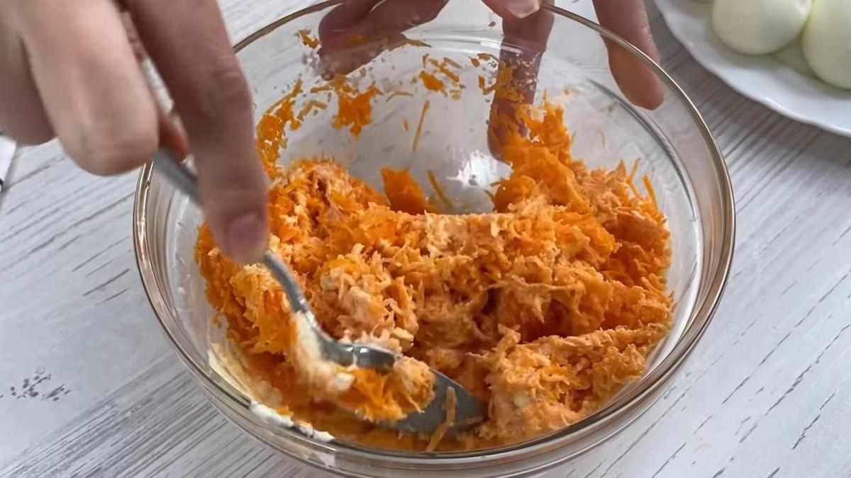 Перемешанная с майонезом морковь