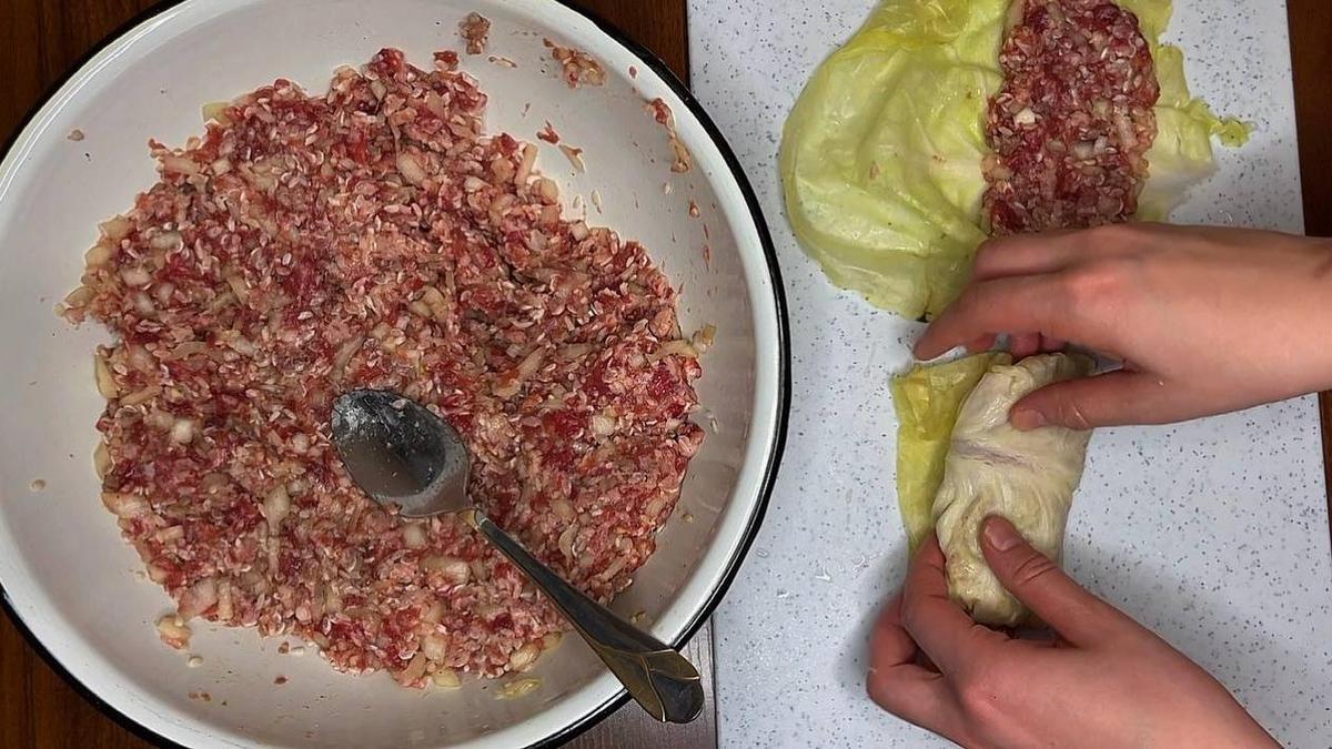 В капустные листья заворачивают фарш