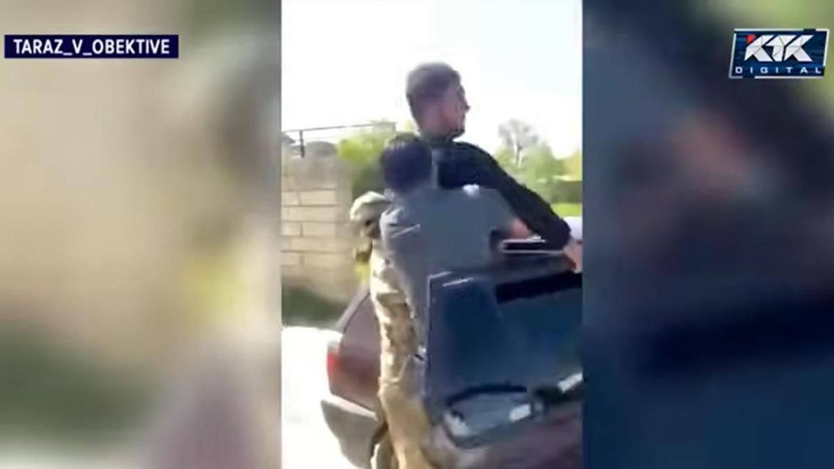 Призывника пытаются посадить в машину Призывника пытаются посадить в машину