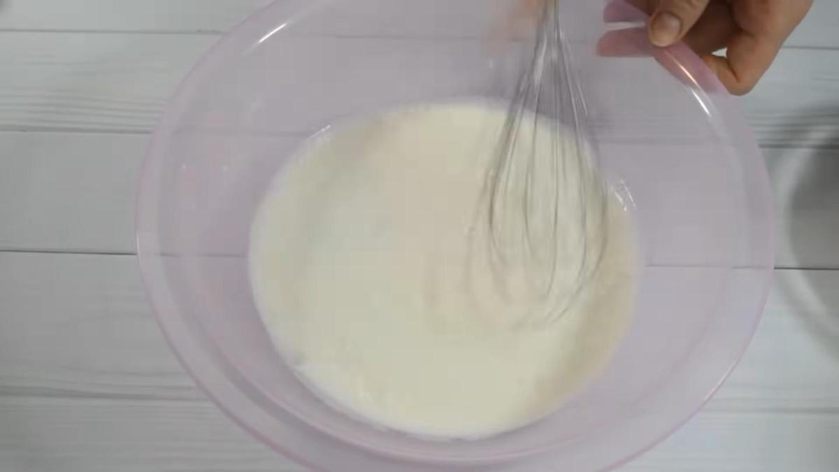 В миске венчиком перемешивают кефир и соду