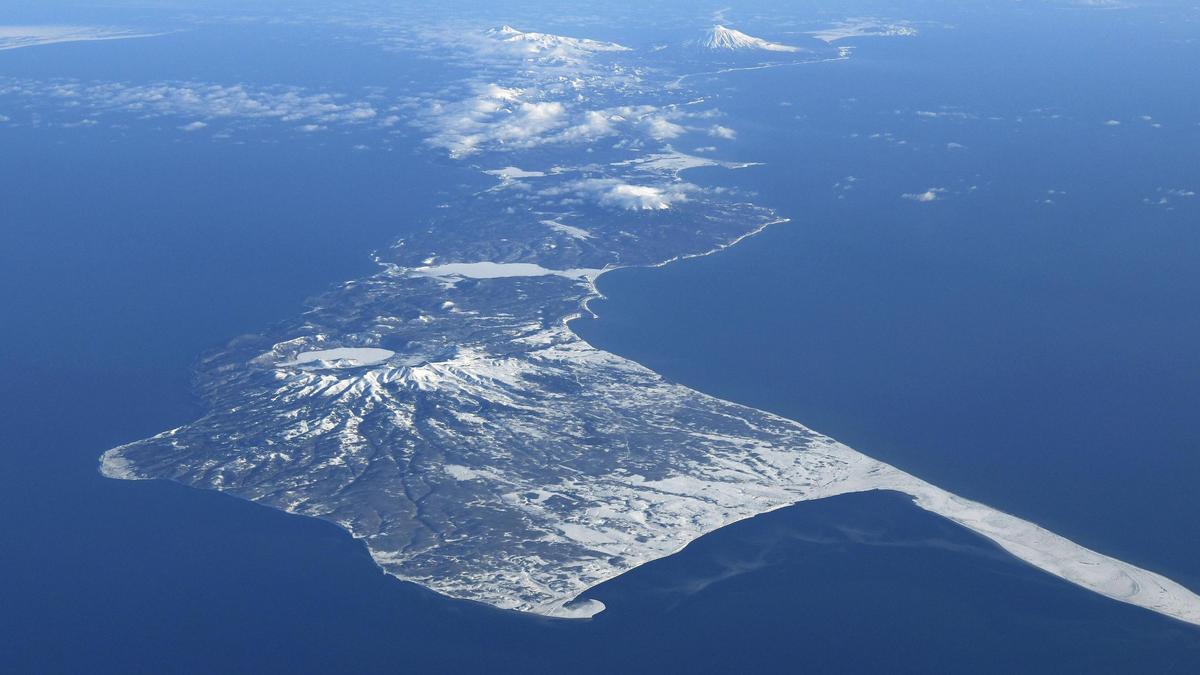 Япония заберет острова. Курильские острова из космоса. Остров Кунашир из космоса. Япония вид с самолета. Самолеты Японии.