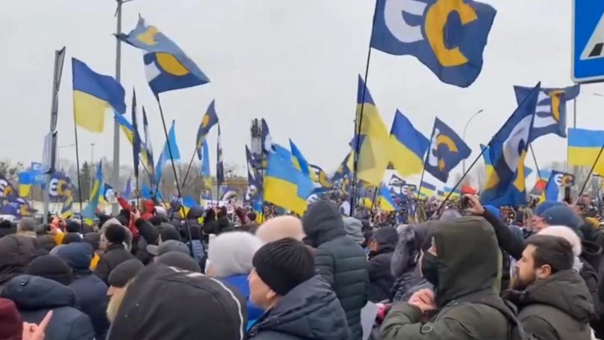 Собравшиеся у аэропорта сторонники Порошенко