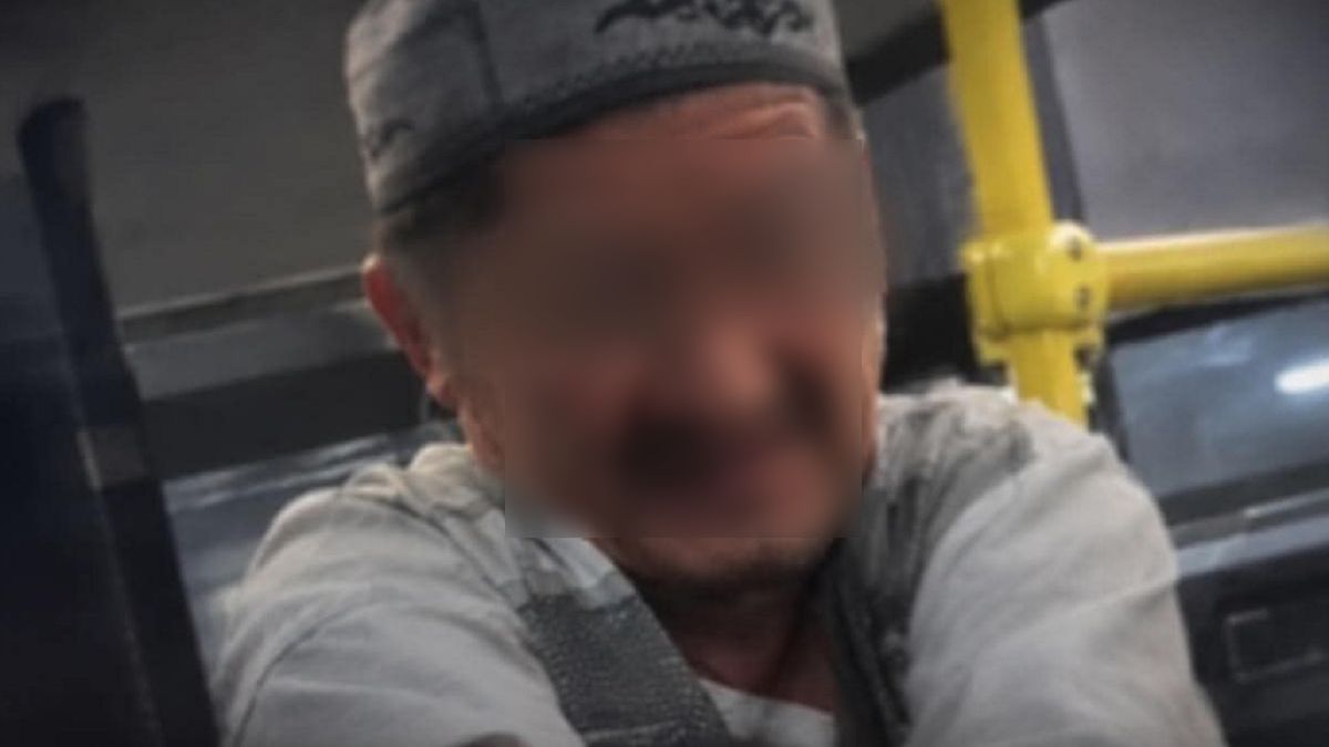 Мужчина в автобусе