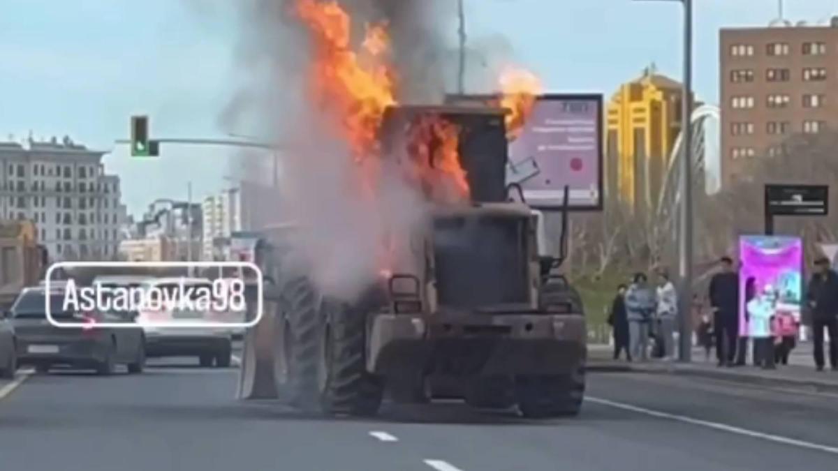 Горящая на дорогп спецмашина в Астане