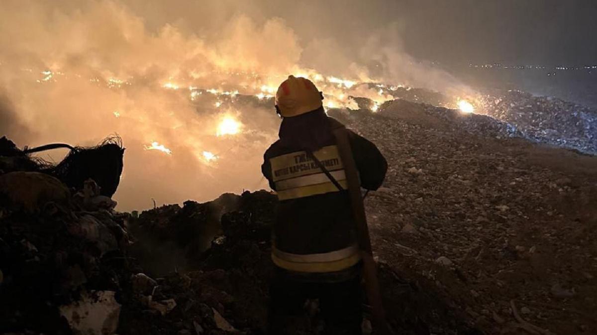 Пожарные тушат пожар