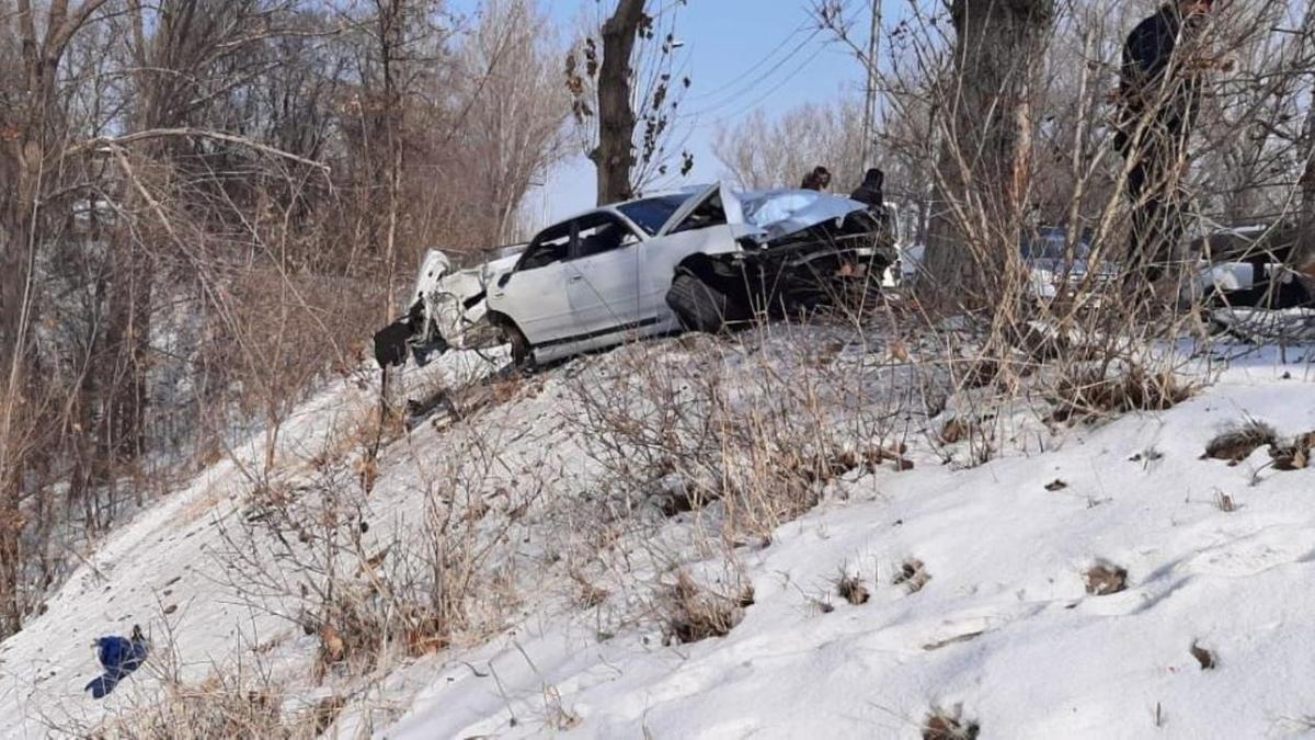 Поврежденная машина стоит у обрыва Поврежденная машина стоит у обрыва
