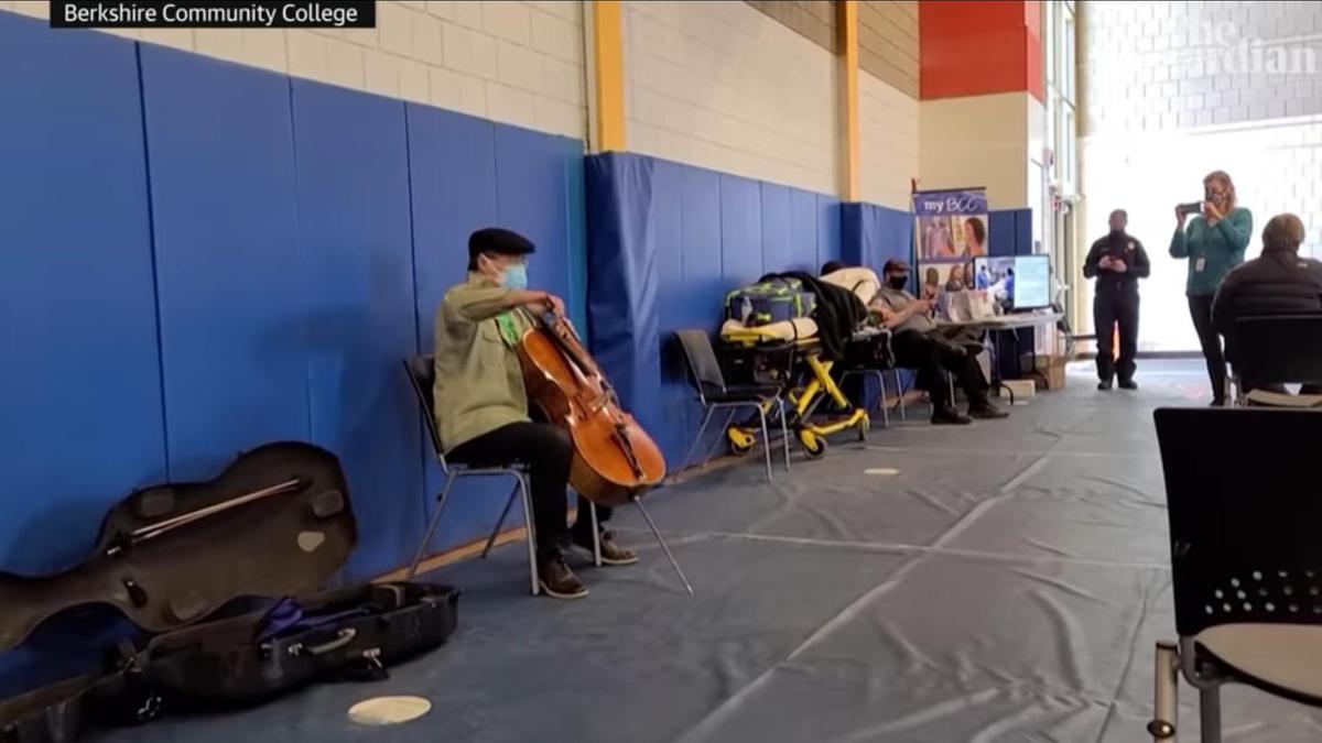 Знаменитый виолончелист устроил концерт для ожидающих в очереди за вакциной