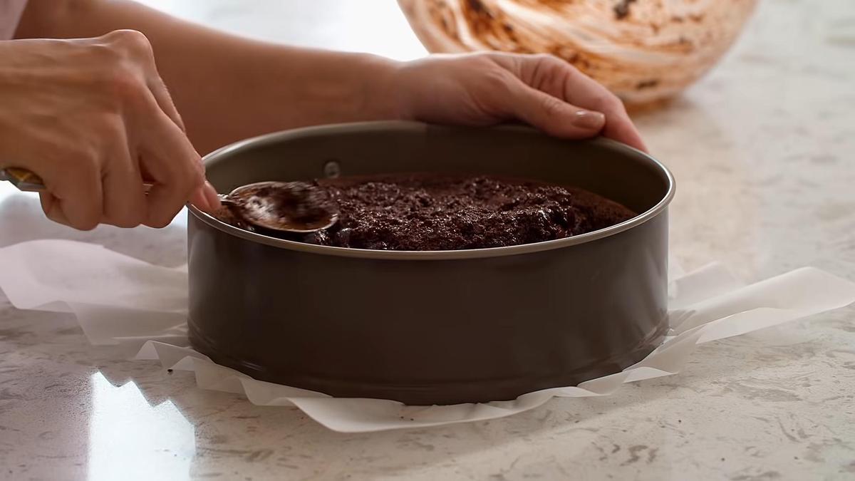 В бисквитную основу выкладывают начинку и распределяют массу ложкой