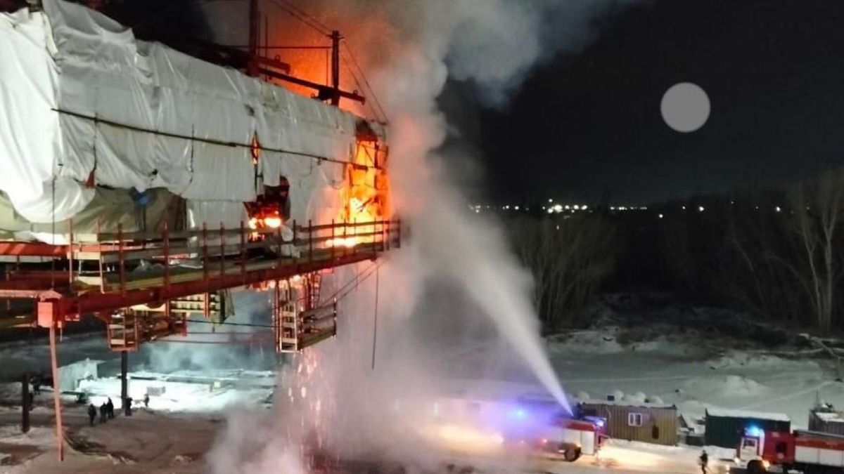 Пожар на строящемся мосту в Павлодаре