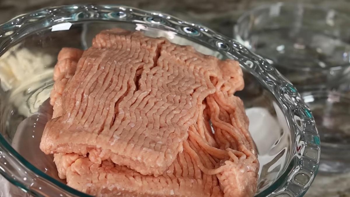 Фарш из куриного филе в стеклянной тарелке