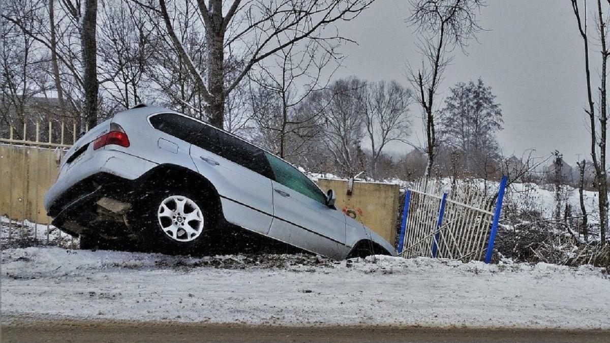 Автомобиль съехал в кювет