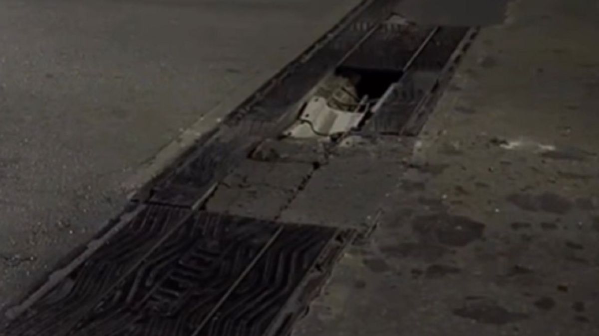 Дорожное покрытие повредилось на мосту в Алматы