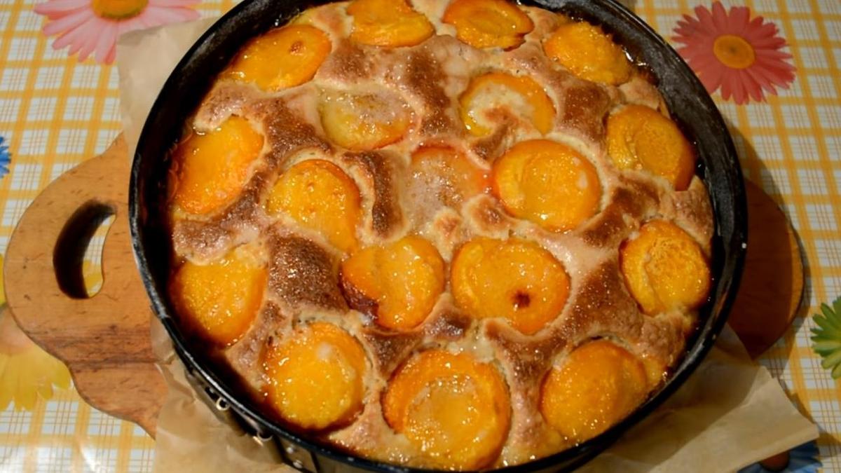 Готовый пирог с абрикосами