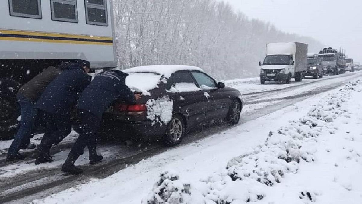 Десятки машин застряли в снежном заносе в ВКО