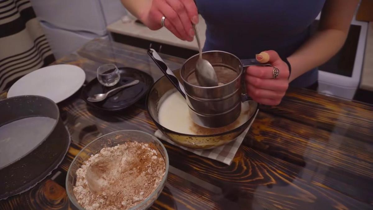 Сухие ингредиенты добавляют к яично-кефирной основе